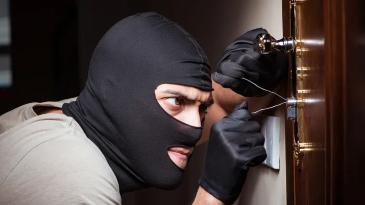 Vagyonvédelemhez illusztrációs kép ajtófeltörésről.